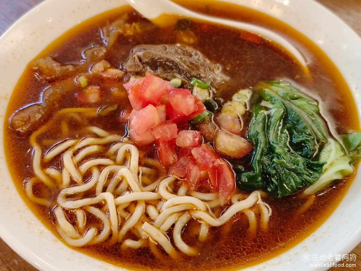18冠軍牛肉麵台北內湖店 18冠軍牛肉麵台北內湖店菜單 18冠軍牛肉麵台北內湖店推薦 美食 紅燒半筋半肉牛肉麵 湯頭用牛大骨與牛小排熬煮超過 8 小時,加了不少番茄,喝起來帶著淡淡番茄清甜,整體不死鹹,也不油膩牛肉份量給得不算多,但肉質選用非常好。 @在地老饕阿府