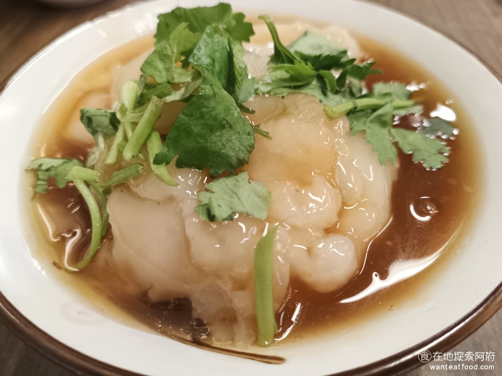 高雄許肉圓,高雄許肉圓菜單,高雄許肉圓價格,松山區美食,松山美食,台灣小吃,肉圓,四神湯,清蒸肉圓,民生社區美食 肉圓的醬汁吃起來甜甜鹹鹹的，完全不會黏稠，上面加了蒜泥和香菜，吃起來蒜味蠻重的，這樣的口味個人非常喜歡。 @在地探索的阿府美食世界
