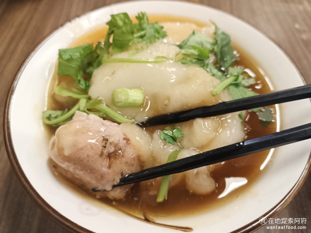 高雄許肉圓,高雄許肉圓菜單,高雄許肉圓價格,松山區美食,松山美食,台灣小吃,肉圓,四神湯,清蒸肉圓,民生社區美食 肉圓的肉餡使用的是溫體豬肉，主要都是瘦肉，肥肉的比例比較低，肉餡都有醃製過，所以吃起來鹹度也非常夠。內餡的口感也很軟，吃起來不會硬，也不會乾。以清蒸肉圓來說，這樣的內餡我非常喜歡。 @在地探索的阿府美食世界