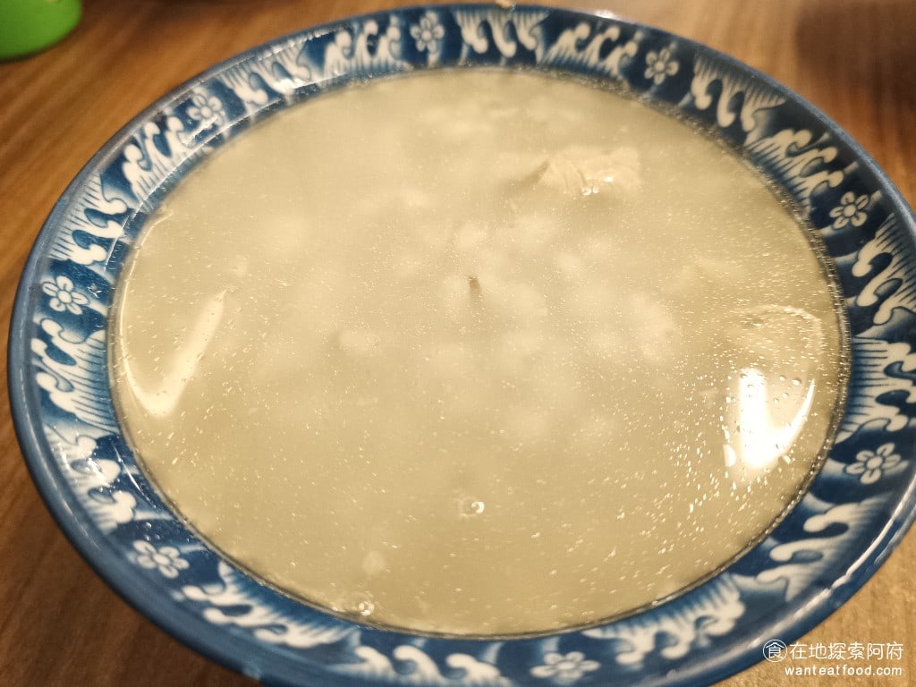 高雄許肉圓,高雄許肉圓菜單,高雄許肉圓價格,松山區美食,松山美食,台灣小吃,肉圓,四神湯,清蒸肉圓,民生社區美食 四神湯 50 元 《高雄許肉圓》不只是肉圓好吃，他的四神湯也非常好喝，一碗只要 50 元，價格也非常平價。 @在地探索的阿府美食世界