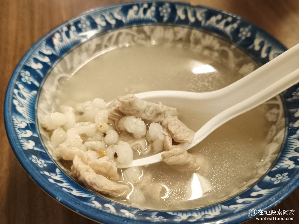 高雄許肉圓,高雄許肉圓菜單,高雄許肉圓價格,松山區美食,松山美食,台灣小吃,肉圓,四神湯,清蒸肉圓,民生社區美食 大腸的口感也非常棒，吃起來非常的軟，腸子的肥油也都有剔除，吃起來完全沒有腥味。搭配的肉圓吃，真的一口接著一口，如果湯不夠，還可以請老闆娘幫你加湯。 @在地探索的阿府美食世界