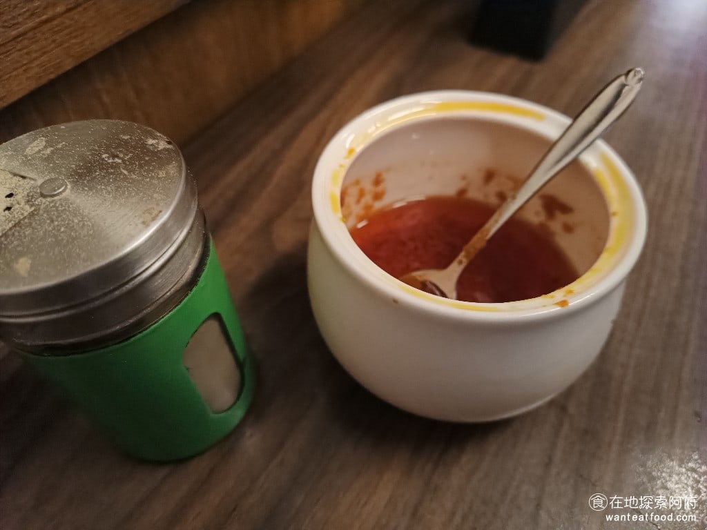 高雄許肉圓,高雄許肉圓菜單,高雄許肉圓價格,松山區美食,松山美食,台灣小吃,肉圓,四神湯,清蒸肉圓,民生社區美食 自製辣椒醬是《高雄許肉圓》的特色之一，使用的是香椿辣椒，喜歡吃辣的人，可以試試。 @在地探索的阿府美食世界