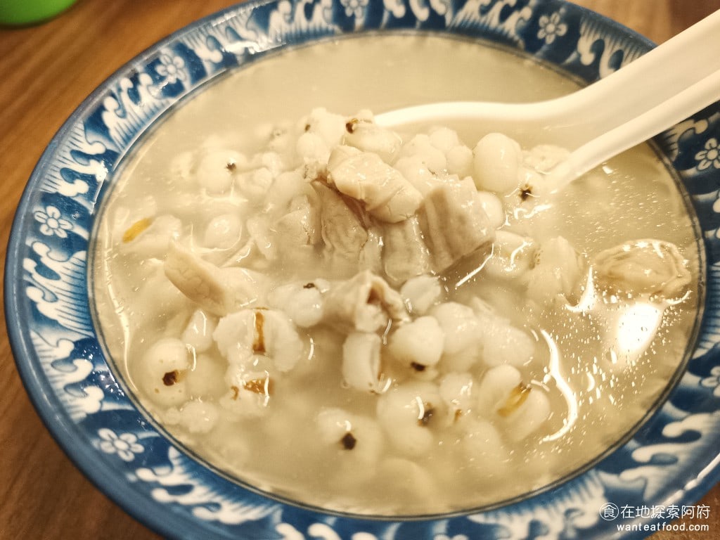 高雄許肉圓,高雄許肉圓菜單,高雄許肉圓價格,松山區美食,松山美食,台灣小吃,肉圓,四神湯,清蒸肉圓,民生社區美食 四神湯的料給的非常多，裡面有薏仁和大腸，他的薏仁口感非常棒，沒有煮得特別爛，所以吃得到薏仁的脆度。湯頭喝起來非常清爽，酒味不會很重。 @在地探索的阿府美食世界