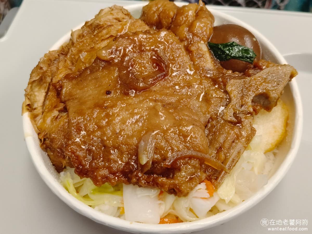 台鐵便當南港車站 台鐵便當南港車站菜單 台鐵便當南港車站推薦 南港區美食 南港美食 豆皮排骨便當 100 元排骨便當是店裡的招牌,也是最多人推薦的。打開便當盒,最顯眼的就是那塊超大排骨。排骨是先炸過,再滷厚實扎實,口感軟嫩又香,滷得很夠味。 @在地老饕阿府