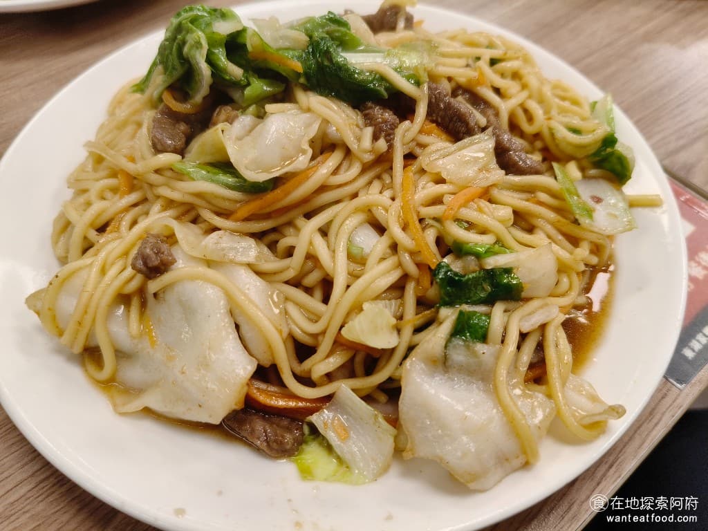 東湖家鄉小吃,東湖家鄉小吃菜單,東湖家鄉小吃價格,內湖區美食,內湖美食,東湖美食,中式料理,熱炒,熱炒 牛肉炒麵 炒麵的 CP 值也很不錯，份量給的超級多，超大一盤。 @在地阿府的美食世界