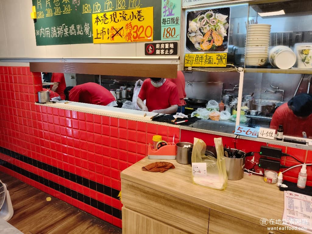 東湖家鄉小吃,東湖家鄉小吃菜單,東湖家鄉小吃價格,內湖區美食,內湖美食,東湖美食,中式料理,熱炒,熱炒 《東湖家鄉小吃》讓人印象深刻的點，就是老闆娘會和每一桌客人聊天、閒話家常。因為做的真的太久了，所以很多顧客吃久了都認識了，而《東湖家鄉小吃》就變成了老顧客的家庭餐廳。 @在地阿府的美食世界