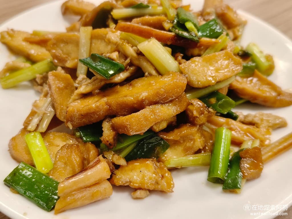 東湖家鄉小吃,東湖家鄉小吃菜單,東湖家鄉小吃價格,內湖區美食,內湖美食,東湖美食,中式料理,熱炒,熱炒 《東湖家鄉小吃》走的路線是清淡風格，熱炒吃起來都沒有特別重的調味，而且也不油膩，符合現代人的飲食習慣。雖然說味道很香，但個人覺得豆干和魷魚，吃起來的口感都有點太硬了，調味上也比較清淡。 @在地阿府的美食世界