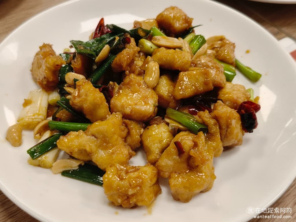 東湖家鄉小吃,東湖家鄉小吃菜單,東湖家鄉小吃價格,內湖區美食,內湖美食,東湖美食,中式料理,熱炒,熱炒 宮保雞丁 這一份宮保雞丁，也炒得不錯，雞丁肉吃起來非常軟嫩，口感非常棒，每一口都可以吃得到醬汁的香味。 @在地阿府的美食世界