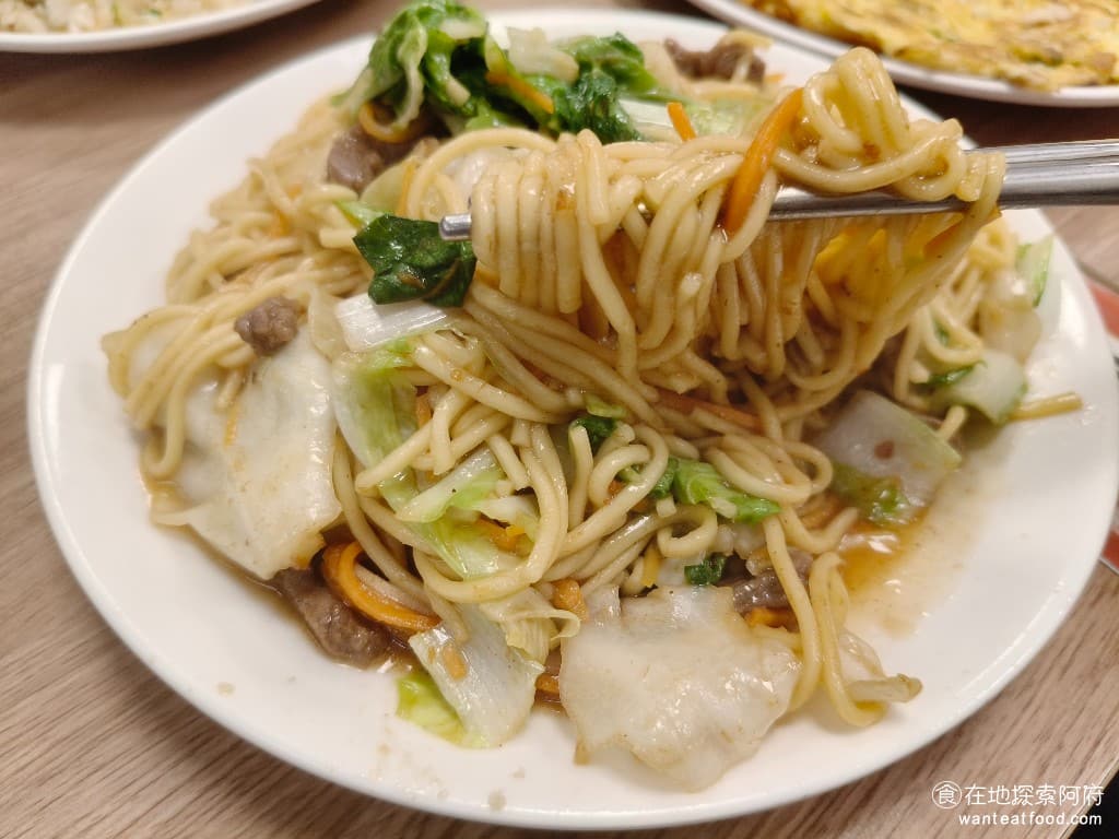 東湖家鄉小吃,東湖家鄉小吃菜單,東湖家鄉小吃價格,內湖區美食,內湖美食,東湖美食,中式料理,熱炒,熱炒 調味上相較於炒飯，感覺炒麵的味道更淡，吃起來沒什麼味道，麵條煮的也有點偏軟，吃起來沒什麼口感，所以炒麵的部分剩下的就比較多。 @在地阿府的美食世界
