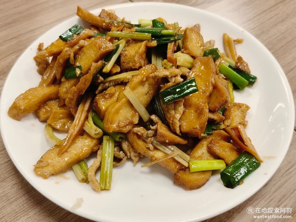 東湖家鄉小吃,東湖家鄉小吃菜單,東湖家鄉小吃價格,內湖區美食,內湖美食,東湖美食,中式料理,熱炒,熱炒 客家小炒 經典的客家小炒，有魷魚、豆干、五花肉和芹菜加入鍋中一起爆炒，上菜的時候，味道特別香。 @在地阿府的美食世界