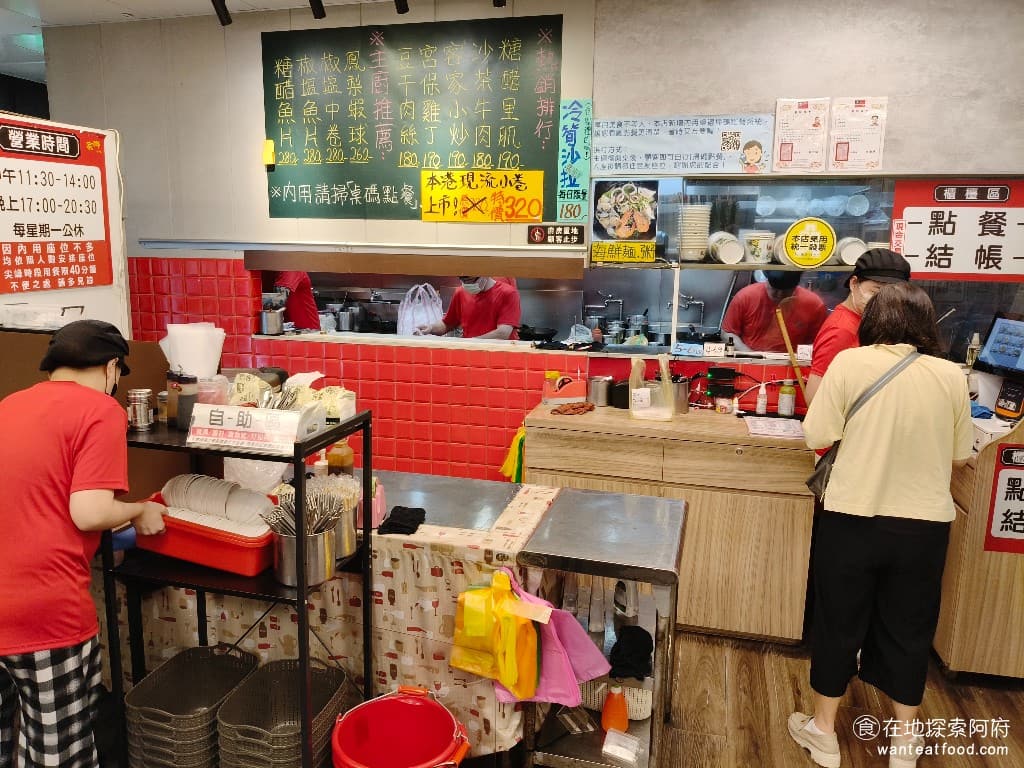東湖家鄉小吃,東湖家鄉小吃菜單,東湖家鄉小吃價格,內湖區美食,內湖美食,東湖美食,中式料理,熱炒,熱炒 《東湖家鄉小吃》還有一個特色，就是出餐的速度非常快。往廚房裡面看，裡面大概有五、六個人在炒菜，廚房人手非常充足。 @在地阿府的美食世界