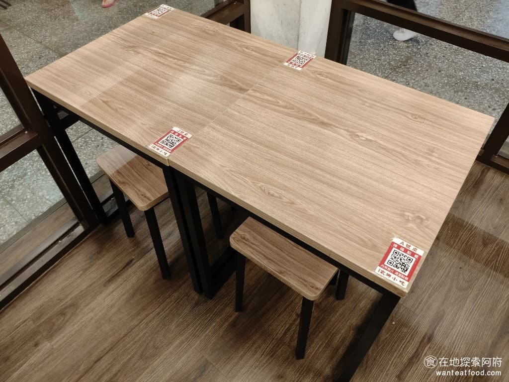 東湖家鄉小吃,東湖家鄉小吃菜單,東湖家鄉小吃價格,內湖區美食,內湖美食,東湖美食,中式料理,熱炒,熱炒 桌椅都很新，桌面非常寬敞，也非常乾淨。店內空間大，坐起來不會覺得擠。 @在地阿府的美食世界