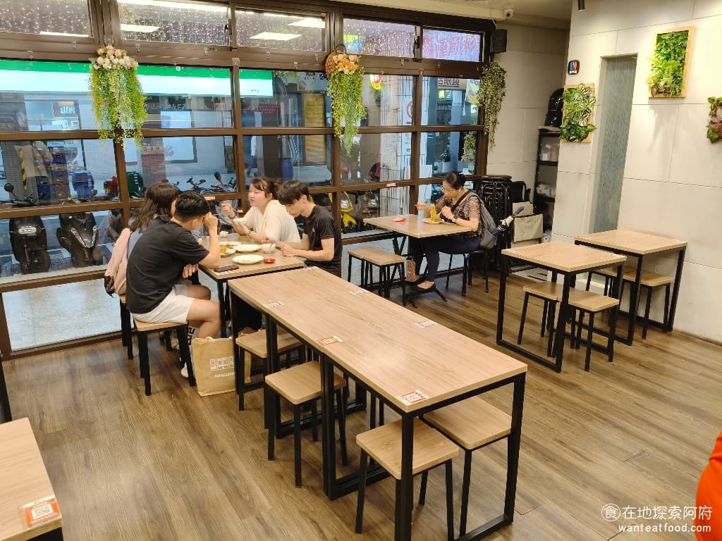 東湖家鄉小吃,東湖家鄉小吃菜單,東湖家鄉小吃價格,內湖區美食,內湖美食,東湖美食,中式料理,熱炒,熱炒 重新搬家之後，店內的環境變得乾淨、明亮，而且帶有設計質感。雖然是熱炒店，但在店內用餐，完全聞不到油煙味，空氣都非常好，冷氣也非常涼爽。 @在地阿府的美食世界