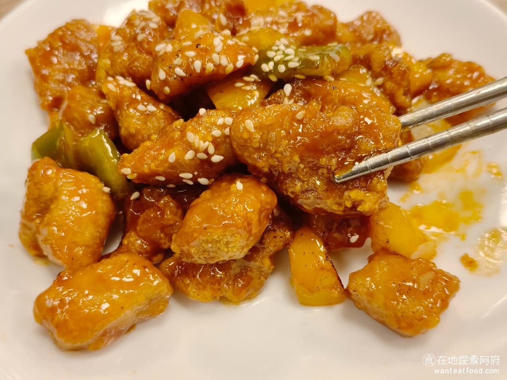 東湖家鄉小吃,東湖家鄉小吃菜單,東湖家鄉小吃價格,內湖區美食,內湖美食,東湖美食,中式料理,熱炒,熱炒 將去骨的里雞肉切成小塊，加入鍋中油炸，後再拌草糖醋醬，味道吃起來酸酸甜甜的，外皮吃起來也帶有脆縮的口感，肉質也很軟嫩，整體來說還不錯。 @在地阿府的美食世界