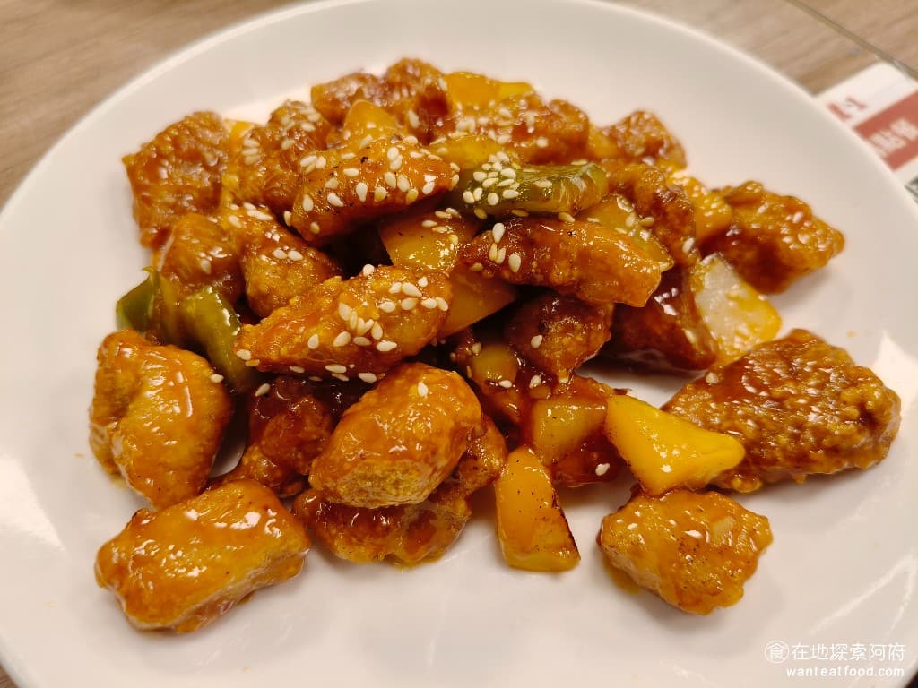 東湖家鄉小吃,東湖家鄉小吃菜單,東湖家鄉小吃價格,內湖區美食,內湖美食,東湖美食,中式料理,熱炒,熱炒 糖醋里肌 身為糖醋的愛好者，每次來吃熱炒店都會點這一道，《東湖家鄉小吃》的糖醋里肌，算是所有熱炒中，我們覺得最好吃的。 @在地阿府的美食世界