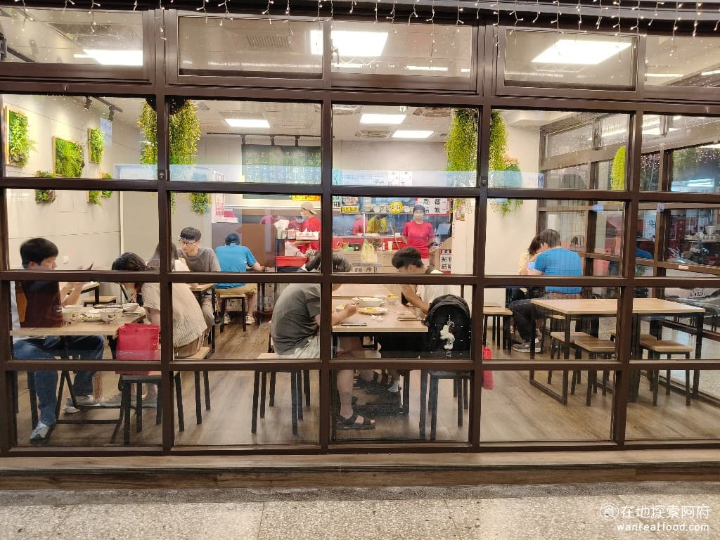 東湖家鄉小吃,東湖家鄉小吃菜單,東湖家鄉小吃價格,內湖區美食,內湖美食,東湖美食,中式料理,熱炒,熱炒 《東湖家鄉小吃》的位置在康寧路三段189巷，這個地點非常好，是個超級顯眼的三角窗店面，招牌做得相當大，遠遠走過來就可以看得見。 @在地阿府的美食世界