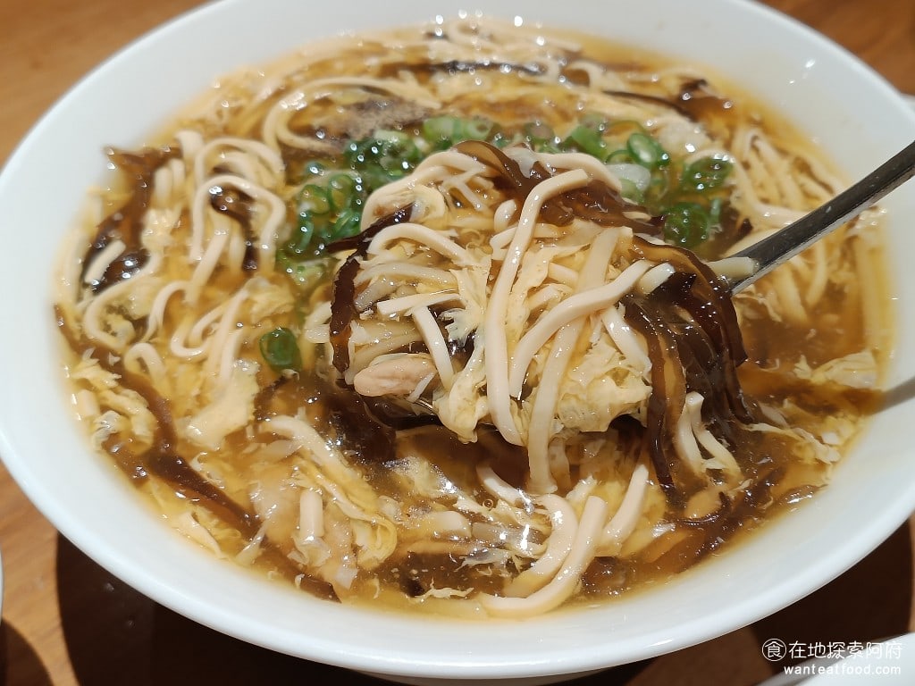 鼎泰豐,復興店,鼎泰豐,復興店菜單,鼎泰豐,復興店價格,大安區美食,大安美食,忠孝復興美食,中式料理,小籠包,蛋炒飯 湯裡面的豆腐切成絲狀，而且切得非常長，配上木耳、蛋花，裡面的配料給得非常多，每一口都能吃得到豆腐香和蛋花的鮮美。 @在地探索的阿府美食世界