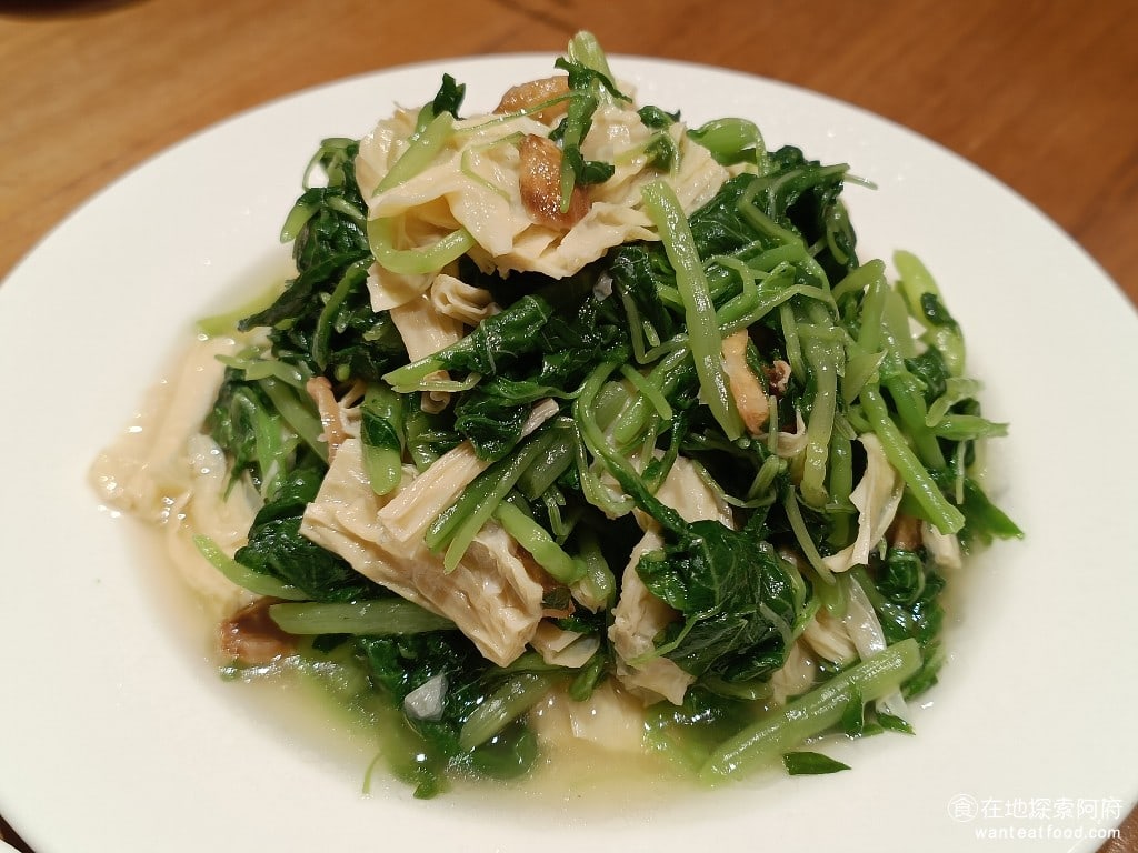 鼎泰豐,復興店,鼎泰豐,復興店菜單,鼎泰豐,復興店價格,大安區美食,大安美食,忠孝復興美食,中式料理,小籠包,蛋炒飯 莧菜腐竹 330 元 這一道菜我非常推薦，如果只是一般的炒青菜，我不會這麼愛吃，但裡面加上豆皮，又炒了許多的大蒜，吃起來真的非常香。 @在地探索的阿府美食世界