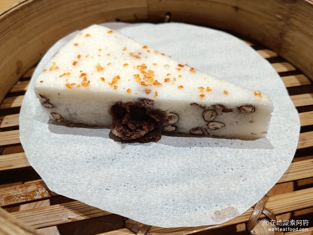 鼎泰豐,復興店,鼎泰豐,復興店菜單,鼎泰豐,復興店價格,大安區美食,大安美食,忠孝復興美食,中式料理,小籠包,蛋炒飯 赤豆鬆糕 50 元 來吃鼎泰豐主餐部分，可以不用點太多，因為他有很多非常好吃的甜點，飯後可以留一點胃來吃。例如：豆沙肉粽、八寶飯和巧克力小籠包。 @在地探索的阿府美食世界