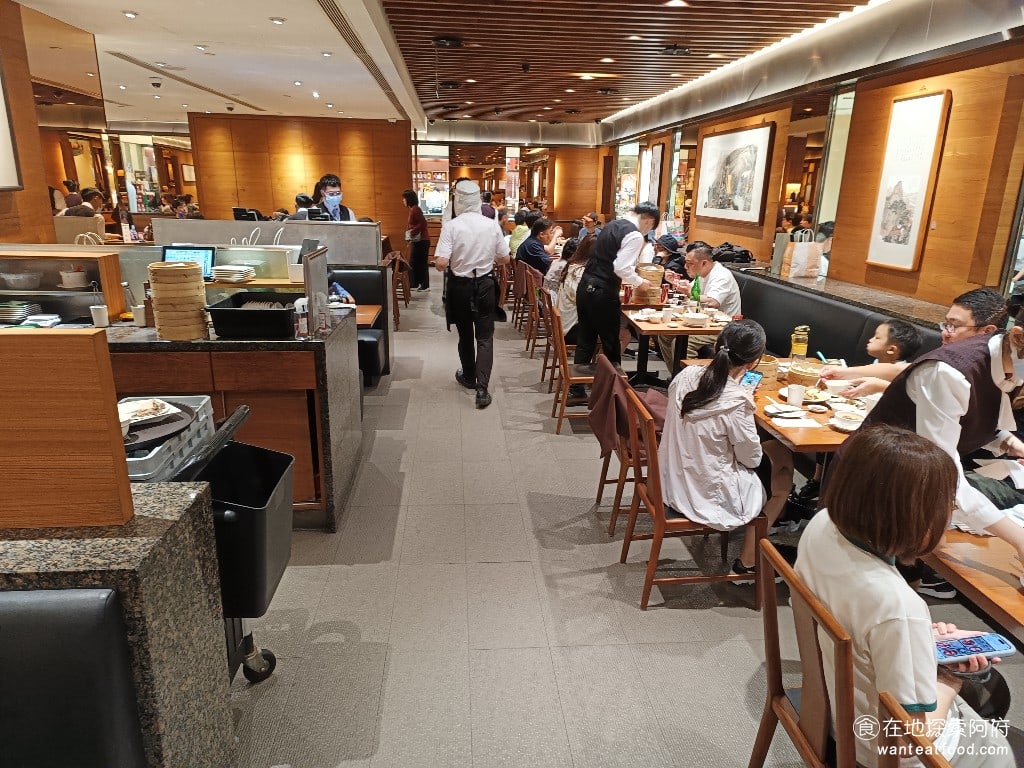鼎泰豐,復興店,鼎泰豐,復興店菜單,鼎泰豐,復興店價格,大安區美食,大安美食,忠孝復興美食,中式料理,小籠包,蛋炒飯 店內雖然都坐滿人，但完全不會覺得店內的環境非常吵雜，因為鼎泰豐在每間店的環境、空間、擺設都有精心設計過。 @在地探索的阿府美食世界
