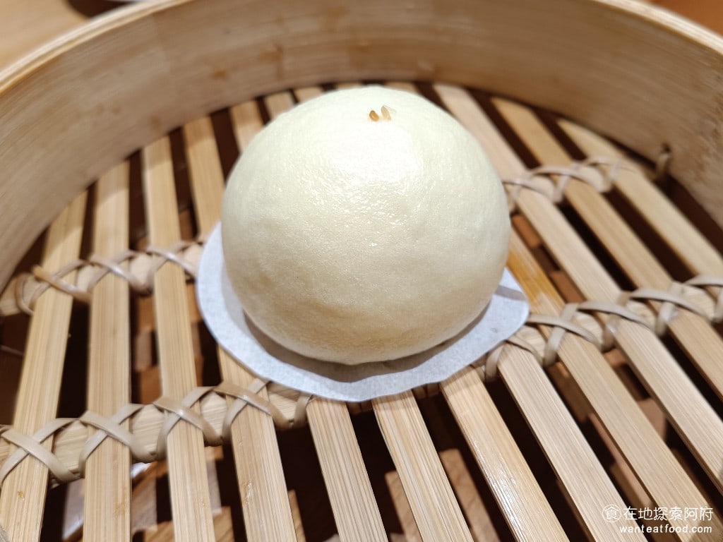 鼎泰豐,復興店,鼎泰豐,復興店菜單,鼎泰豐,復興店價格,大安區美食,大安美食,忠孝復興美食,中式料理,小籠包,蛋炒飯 芝麻大包一顆 50 元 雖然名稱叫做芝麻大包，但其實這一顆 size 還蠻小的。 @在地探索的阿府美食世界