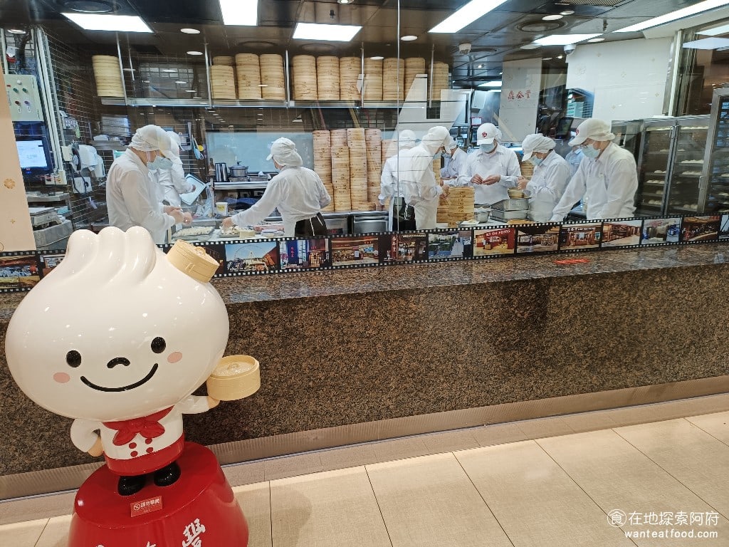 鼎泰豐,復興店,鼎泰豐,復興店菜單,鼎泰豐,復興店價格,大安區美食,大安美食,忠孝復興美食,中式料理,小籠包,蛋炒飯 透過透明玻璃的廚房，可以看到好幾位師傅們正在努力地包著小籠包，每個師傅都全副武裝，戴著蓋子、帽子、口罩，穿著制服，看起來非常衛生，也非常敬業。 @在地探索的阿府美食世界