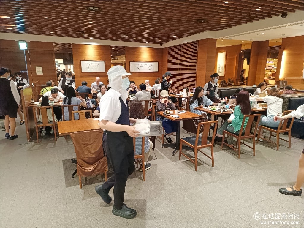 鼎泰豐,復興店,鼎泰豐,復興店菜單,鼎泰豐,復興店價格,大安區美食,大安美食,忠孝復興美食,中式料理,小籠包,蛋炒飯 《鼎泰豐復興店》和信義區的101店，還有A13店比起來，店內面積比較小，但用餐環境都是一樣的舒適。 @在地探索的阿府美食世界