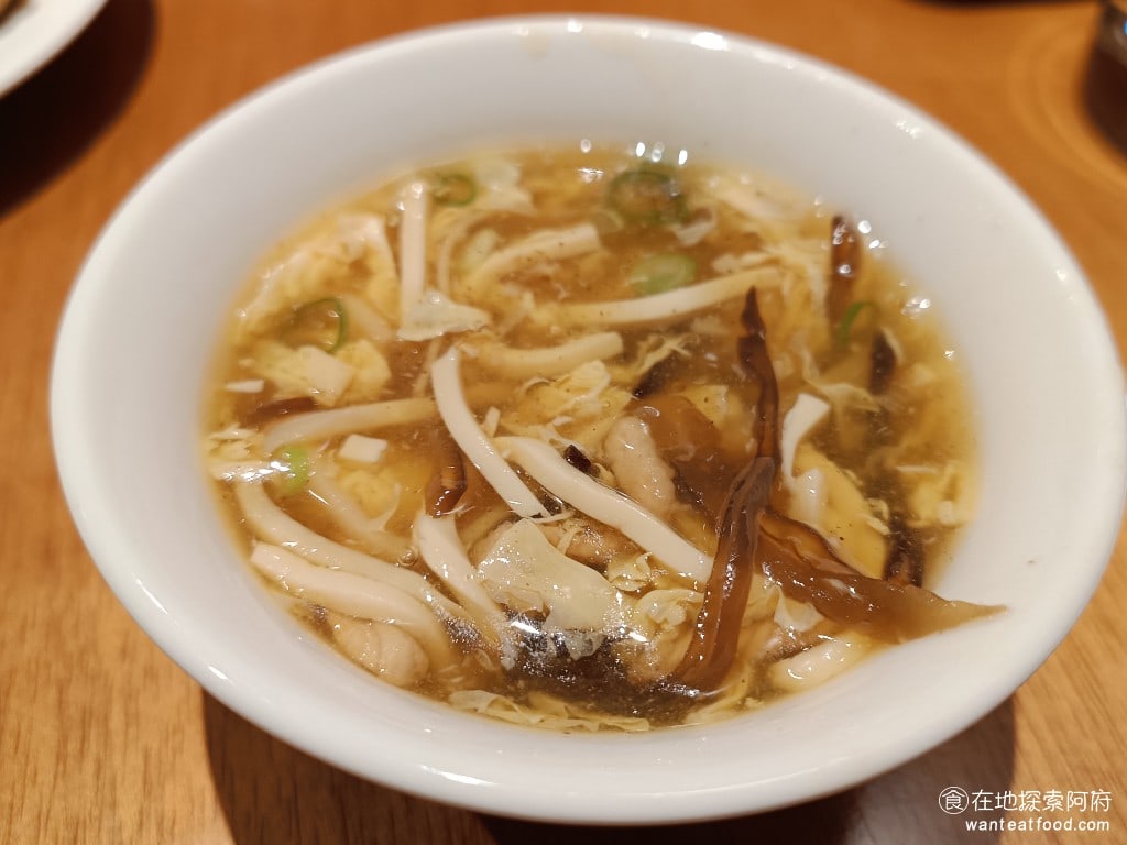 鼎泰豐,復興店,鼎泰豐,復興店菜單,鼎泰豐,復興店價格,大安區美食,大安美食,忠孝復興美食,中式料理,小籠包,蛋炒飯 鼎泰豐的酸辣湯會這麼吸引我的原因，是因為他的酸辣比例加得非常多，所以吃起來偏酸，非常的開胃。 @在地探索的阿府美食世界