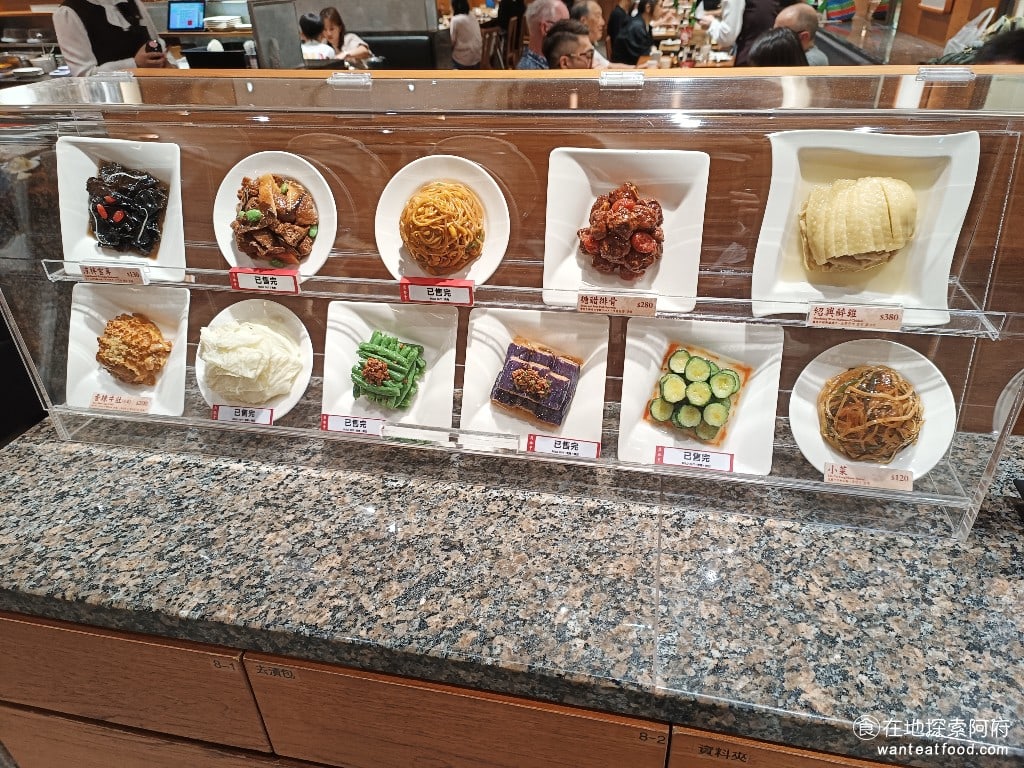 鼎泰豐,復興店,鼎泰豐,復興店菜單,鼎泰豐,復興店價格,大安區美食,大安美食,忠孝復興美食,中式料理,小籠包,蛋炒飯 入座的時候可以特別注意一下櫥窗裡的餐點，這裡會告訴你現在已經賣完的餐點。 @在地探索的阿府美食世界
