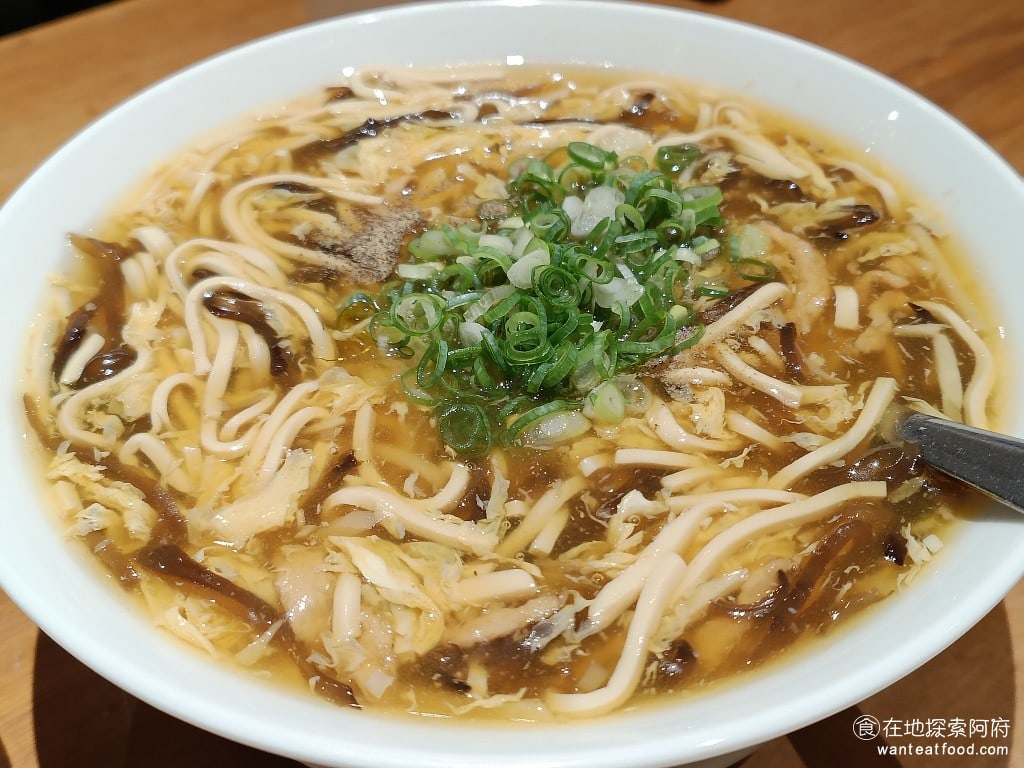 鼎泰豐,復興店,鼎泰豐,復興店菜單,鼎泰豐,復興店價格,大安區美食,大安美食,忠孝復興美食,中式料理,小籠包,蛋炒飯 酸辣湯中碗 180 元 放眼全台北我們喝過這麼多的酸辣湯，還是一直覺得鼎泰豐的酸辣湯味道是最棒的。 @在地探索的阿府美食世界