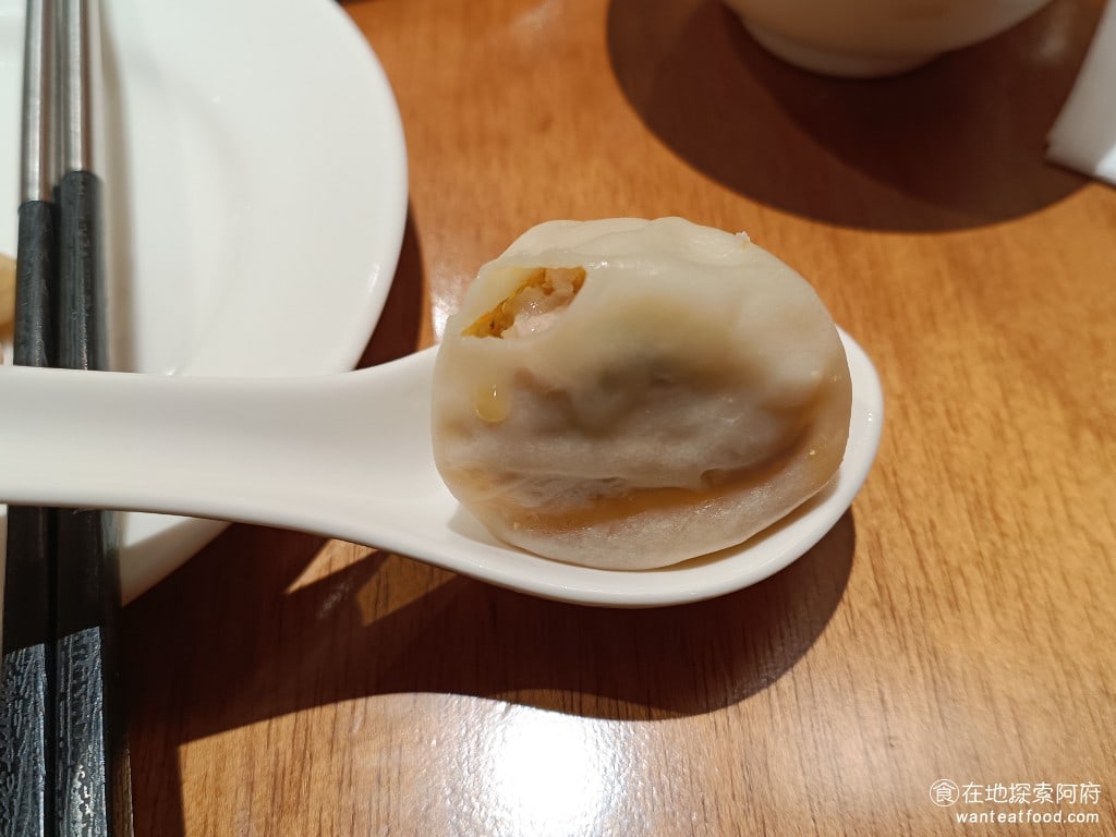 鼎泰豐,復興店,鼎泰豐,復興店菜單,鼎泰豐,復興店價格,大安區美食,大安美食,忠孝復興美食,中式料理,小籠包,蛋炒飯 蟹粉的小籠包，個人覺得沒有很喜歡，吃起來比較油膩，蟹黃的味道沒有很重。 @在地探索的阿府美食世界