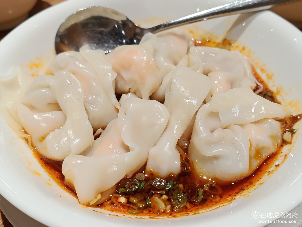 鼎泰豐,復興店,鼎泰豐,復興店菜單,鼎泰豐,復興店價格,大安區美食,大安美食,忠孝復興美食,中式料理,小籠包,蛋炒飯 紅油抄手蝦肉 230 元 紅油抄手一份有 8 顆抄手，每一顆抄手的 size 非常大，裡面有一顆完整的蝦子，即使不沾醬，直接吃也非常好吃。 @在地探索的阿府美食世界