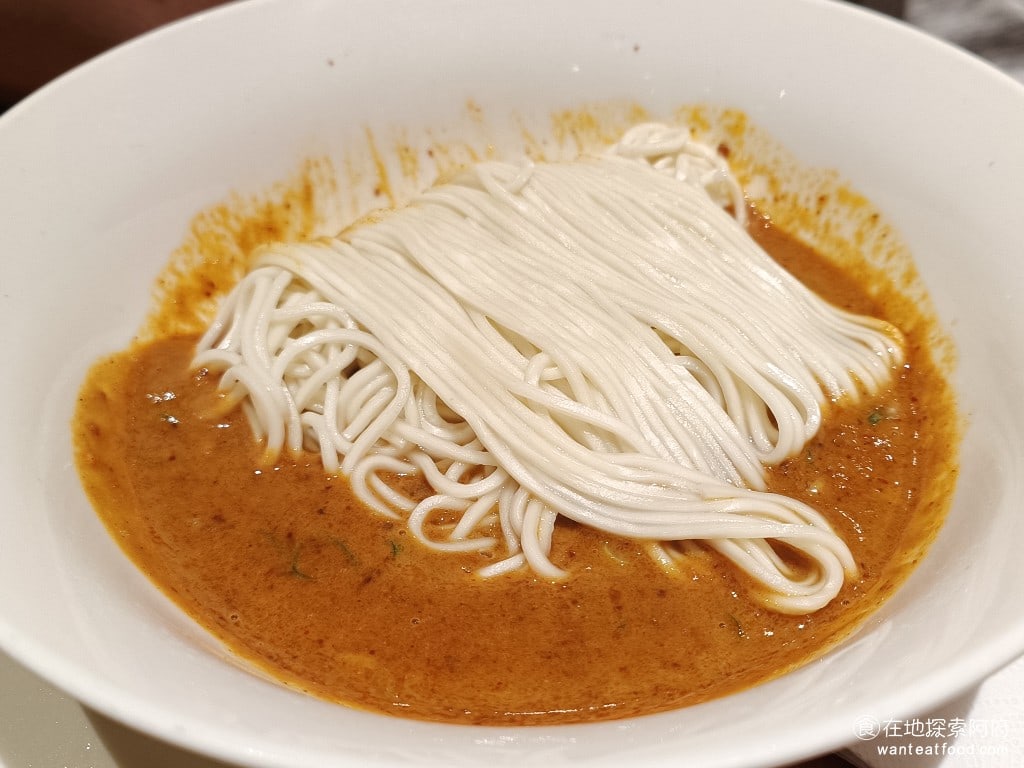 鼎泰豐,復興店,鼎泰豐,復興店菜單,鼎泰豐,復興店價格,大安區美食,大安美食,忠孝復興美食,中式料理,小籠包,蛋炒飯 擔擔麵 140 元 《鼎泰豐復興店》的擔擔麵，個人不是很推薦，因為吃起來非常辣，而且辣的味道也很奇怪。 @在地探索的阿府美食世界