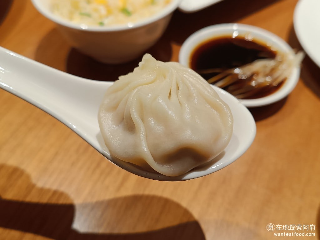 鼎泰豐,復興店,鼎泰豐,復興店菜單,鼎泰豐,復興店價格,大安區美食,大安美食,忠孝復興美食,中式料理,小籠包,蛋炒飯 小籠包仔細數過，還真的每一顆都是黃金18摺，小籠包的皮非常的薄，咬下去肉汁就從口中噴出，肉汁的味道不嫌，喝起來非常的鮮甜。 @在地探索的阿府美食世界