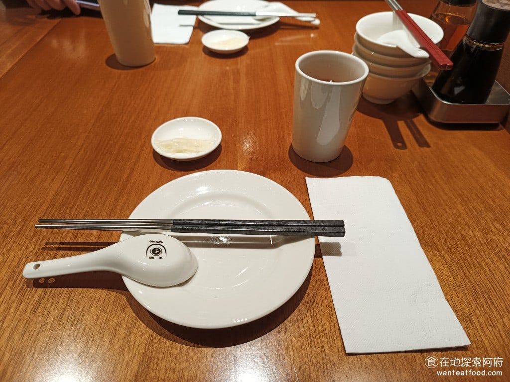 鼎泰豐,復興店,鼎泰豐,復興店菜單,鼎泰豐,復興店價格,大安區美食,大安美食,忠孝復興美食,中式料理,小籠包,蛋炒飯 木質的桌椅，非常有中式料理的用餐氛圍。 @在地探索的阿府美食世界