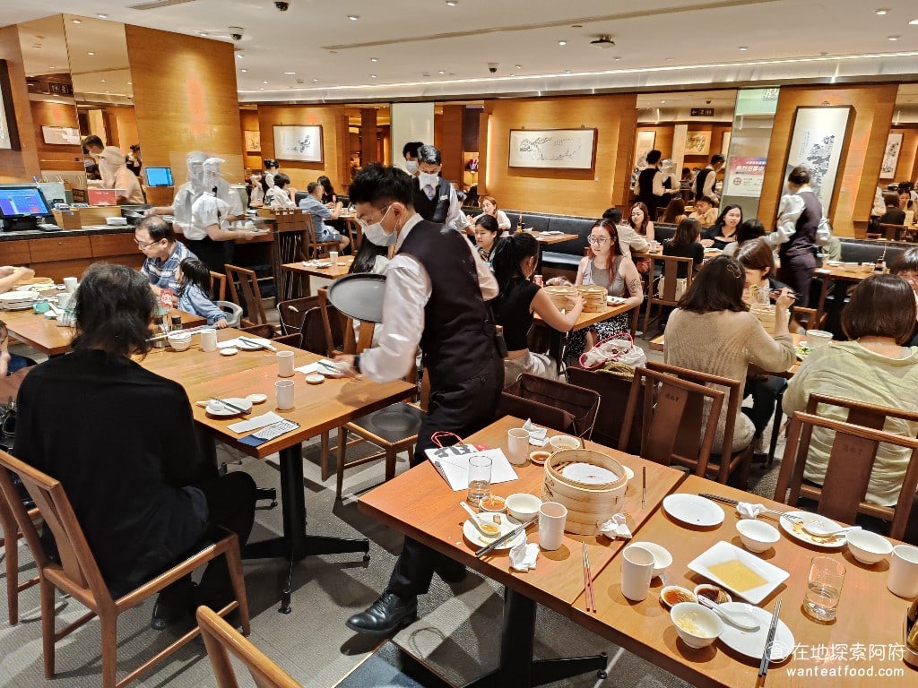鼎泰豐,復興店,鼎泰豐,復興店菜單,鼎泰豐,復興店價格,大安區美食,大安美食,忠孝復興美食,中式料理,小籠包,蛋炒飯 《鼎泰豐復興店》的觀光客還蠻多的，像我們就被觀光客包圍了，我們旁邊做的都是日本客和韓國客。 @在地探索的阿府美食世界