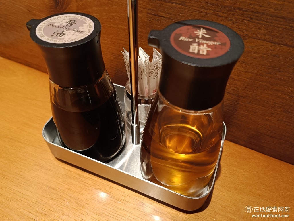 鼎泰豐,復興店,鼎泰豐,復興店菜單,鼎泰豐,復興店價格,大安區美食,大安美食,忠孝復興美食,中式料理,小籠包,蛋炒飯 桌上提供的醬料，為醬油和米醋。 @在地探索的阿府美食世界