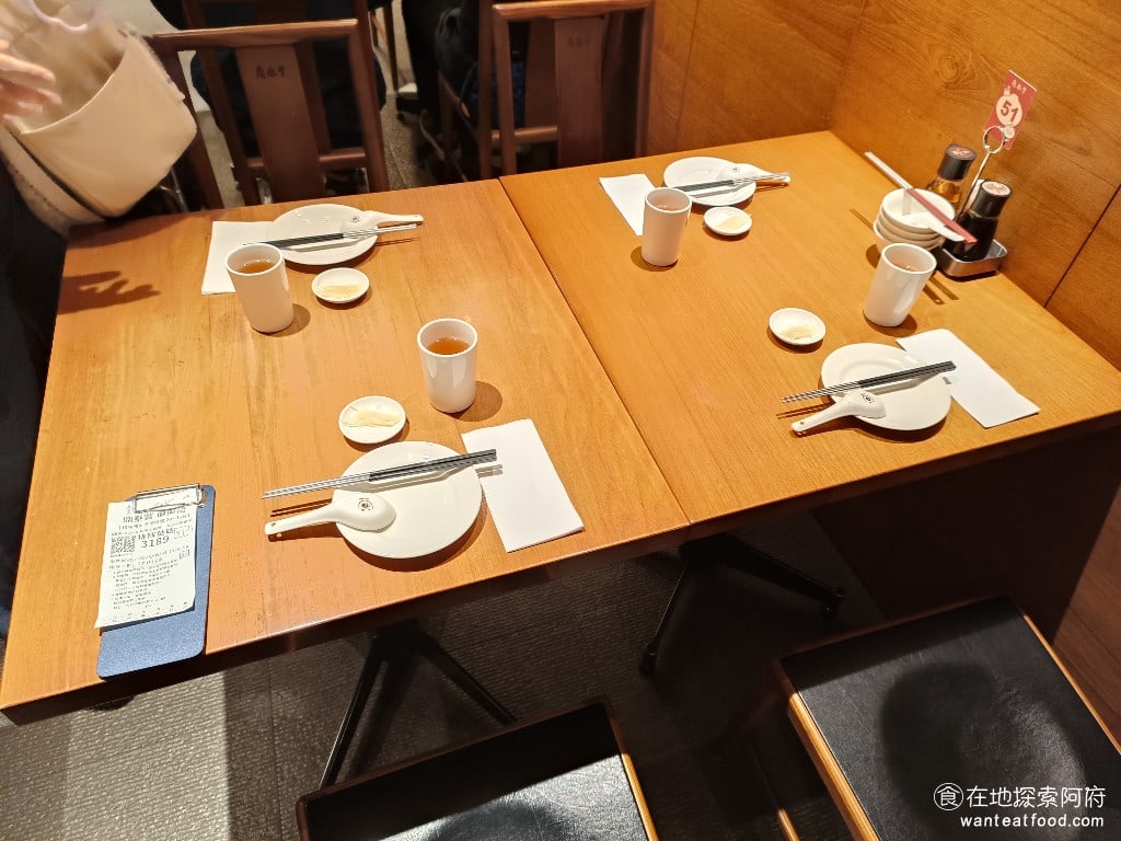 鼎泰豐,復興店,鼎泰豐,復興店菜單,鼎泰豐,復興店價格,大安區美食,大安美食,忠孝復興美食,中式料理,小籠包,蛋炒飯 入座前茶水就倒好了，桌面非常寬敞，椅子也非常大，坐起來完全不會覺得擁擠。 @在地探索的阿府美食世界