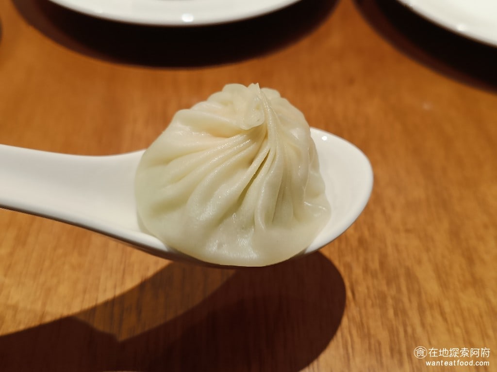 鼎泰豐,復興店,鼎泰豐,復興店菜單,鼎泰豐,復興店價格,大安區美食,大安美食,忠孝復興美食,中式料理,小籠包,蛋炒飯 絲瓜蝦仁小籠包的湯汁，吃起來會比原味的小籠包更甜一點，完全不用沾醬，就非常好吃。 @在地探索的阿府美食世界