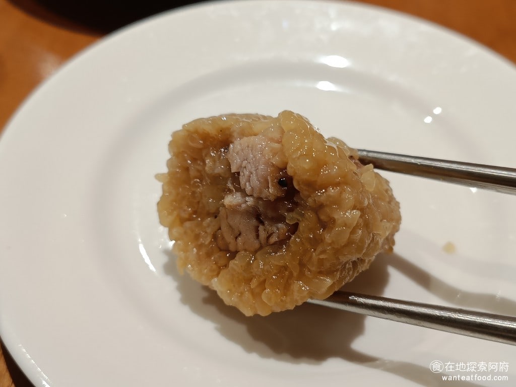 鼎泰豐,復興店,鼎泰豐,復興店菜單,鼎泰豐,復興店價格,大安區美食,大安美食,忠孝復興美食,中式料理,小籠包,蛋炒飯 粽子的每一粒米，都吃得到茶葉香，而且米飯吃起來非常軟，裡面的豬肉口感也很棒，不會特別肥也不會特別瘦，剛剛好。 @在地探索的阿府美食世界