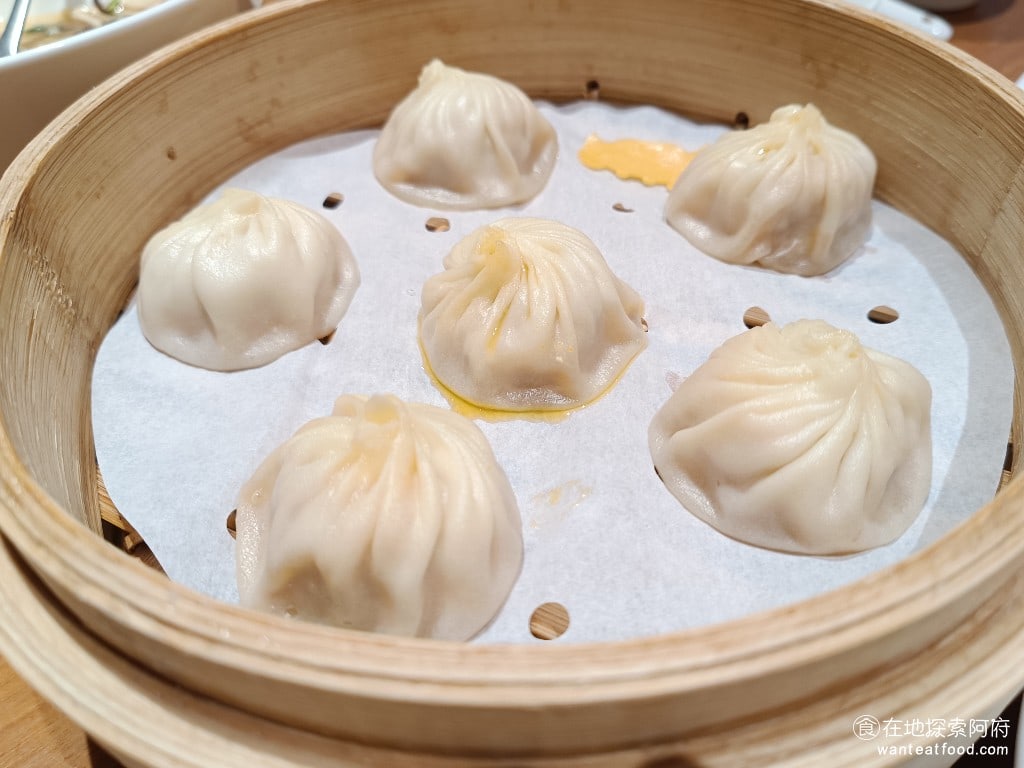 鼎泰豐,復興店,鼎泰豐,復興店菜單,鼎泰豐,復興店價格,大安區美食,大安美食,忠孝復興美食,中式料理,小籠包,蛋炒飯 蟹粉小籠包 258 元 這一籠的小籠包上桌的時候，發現中間那一顆是破的，雖然我們不會很在意，但如果要更換，應該是沒問題的。 @在地探索的阿府美食世界