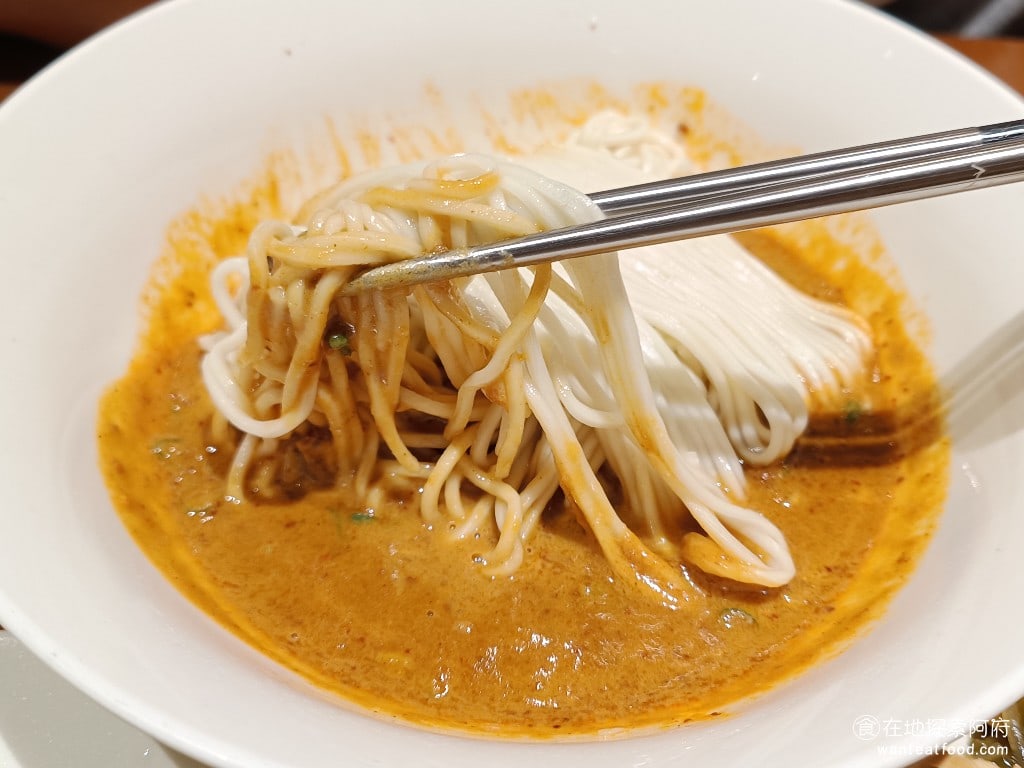 鼎泰豐,復興店,鼎泰豐,復興店菜單,鼎泰豐,復興店價格,大安區美食,大安美食,忠孝復興美食,中式料理,小籠包,蛋炒飯 發現最近幾年，鼎泰豐不管是面還是飯，口感都偏硬所以如果想吃軟一點的話，一定要在點餐的時候和服務生說。 @在地探索的阿府美食世界