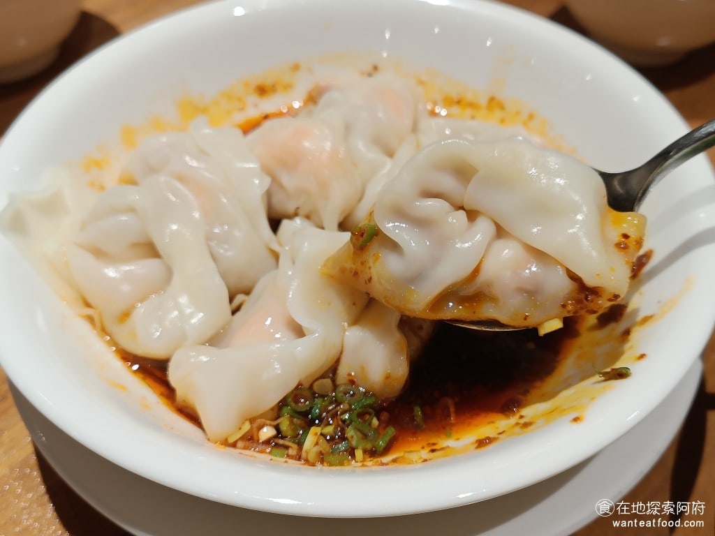 鼎泰豐,復興店,鼎泰豐,復興店菜單,鼎泰豐,復興店價格,大安區美食,大安美食,忠孝復興美食,中式料理,小籠包,蛋炒飯 抄手的紅油醬，吃起來微辣並且帶有一點麻，搭配著蔥花，味道簡單適中，吃起來非常舒服。 @在地探索的阿府美食世界