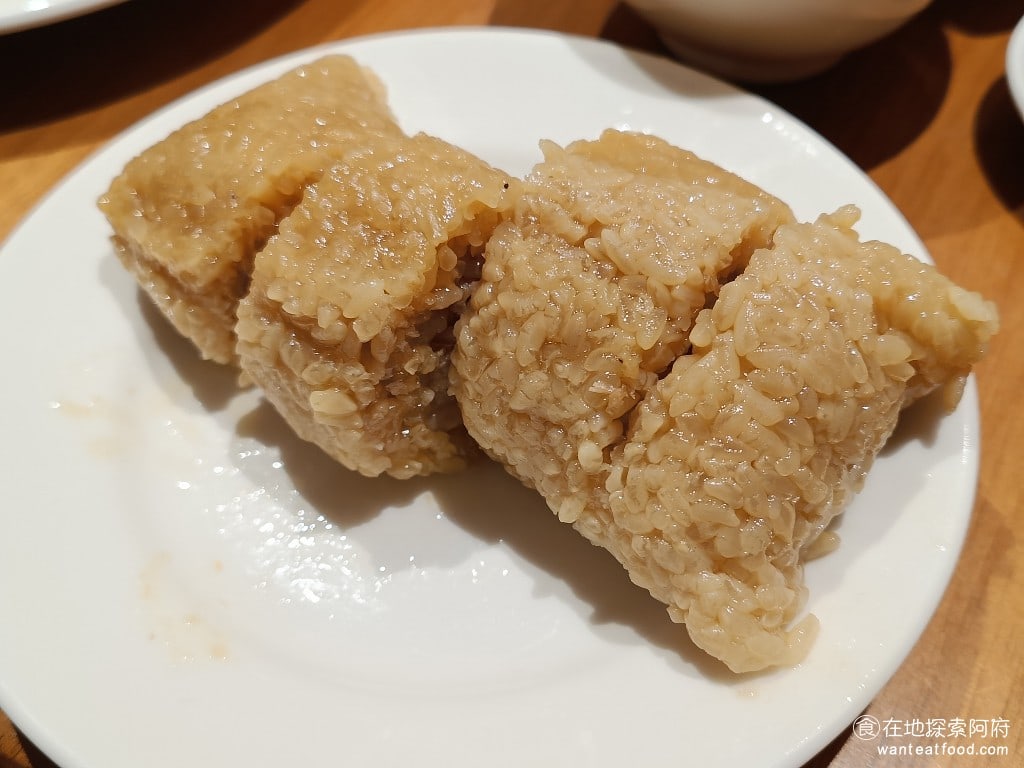 鼎泰豐,復興店,鼎泰豐,復興店菜單,鼎泰豐,復興店價格,大安區美食,大安美食,忠孝復興美食,中式料理,小籠包,蛋炒飯 鮮肉粽子 110 元 每次來吃鼎泰豐，我都會點他的粽子，甚至覺得粽子比炒飯更好吃，店家的服務也非常好，我們希望能切一下，服務生馬上就幫我們切了。 @在地探索的阿府美食世界