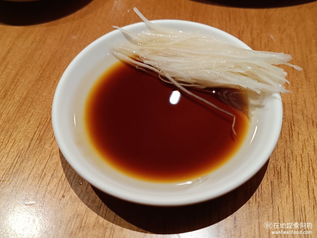 鼎泰豐,復興店,鼎泰豐,復興店菜單,鼎泰豐,復興店價格,大安區美食,大安美食,忠孝復興美食,中式料理,小籠包,蛋炒飯 鼎泰豐的沾醬，有店家推薦的黃金比例，就是醋和醬油的比例要3比1，醋要比較多，醬油要比較少。 @在地探索的阿府美食世界