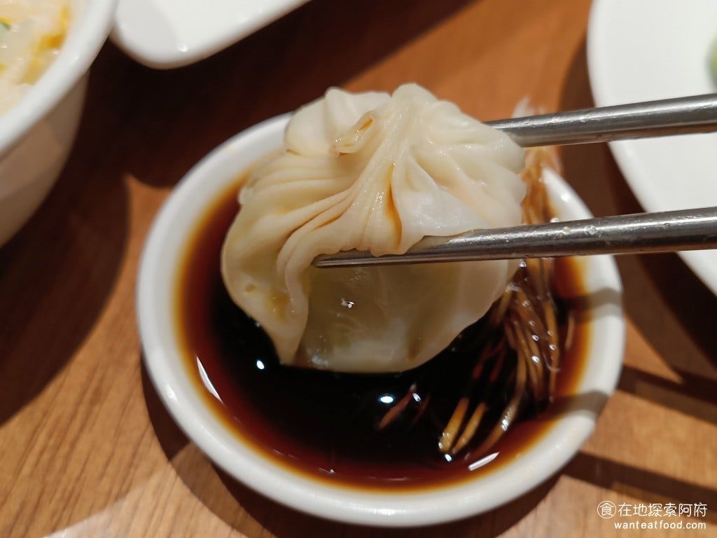 鼎泰豐,復興店,鼎泰豐,復興店菜單,鼎泰豐,復興店價格,大安區美食,大安美食,忠孝復興美食,中式料理,小籠包,蛋炒飯 絲瓜蝦仁小籠包，如果沾了醬油，反而還會覺得破壞了原本的黃金比例，沾了並沒有比較好吃。 @在地探索的阿府美食世界