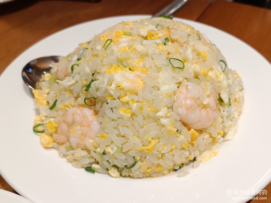 鼎泰豐,復興店,鼎泰豐,復興店菜單,鼎泰豐,復興店價格,大安區美食,大安美食,忠孝復興美食,中式料理,小籠包,蛋炒飯 蝦仁蛋炒飯 300 元 炒飯也是鼎泰豐的招牌之一，鼎泰豐的炒飯，米粒分明並且蛋的比例非常多，每一口都能吃得到滿滿的蛋香。 @在地探索的阿府美食世界