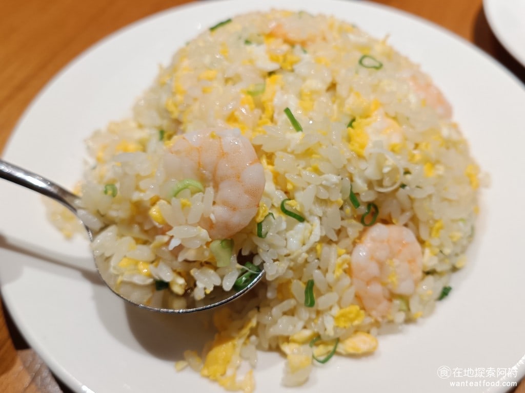 鼎泰豐,復興店,鼎泰豐,復興店菜單,鼎泰豐,復興店價格,大安區美食,大安美食,忠孝復興美食,中式料理,小籠包,蛋炒飯 味道很清淡，不會很鹹，吃起來非常舒服，但個人覺得唯一的缺點是炒飯炒得不夠熟，米飯吃起來太硬了，剛上桌的時候是熱的，所以吃起來還好，但等到冷了之後就非常硬，完全不想吃。 @在地探索的阿府美食世界