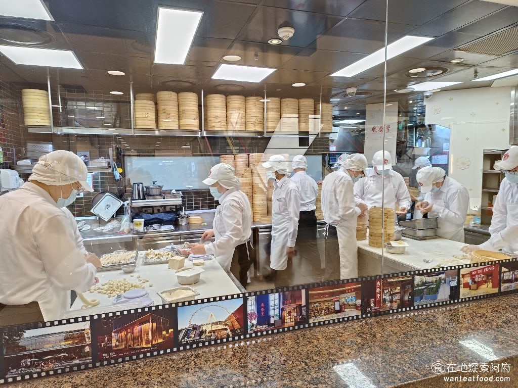 鼎泰豐,復興店,鼎泰豐,復興店菜單,鼎泰豐,復興店價格,大安區美食,大安美食,忠孝復興美食,中式料理,小籠包,蛋炒飯 師傅在包小籠包的時候，常常低著頭非常細心地捏著每個小籠包，因為鼎泰豐小籠包的招牌，就是要確保每一個小籠包都有黃金十八折。 @在地探索的阿府美食世界