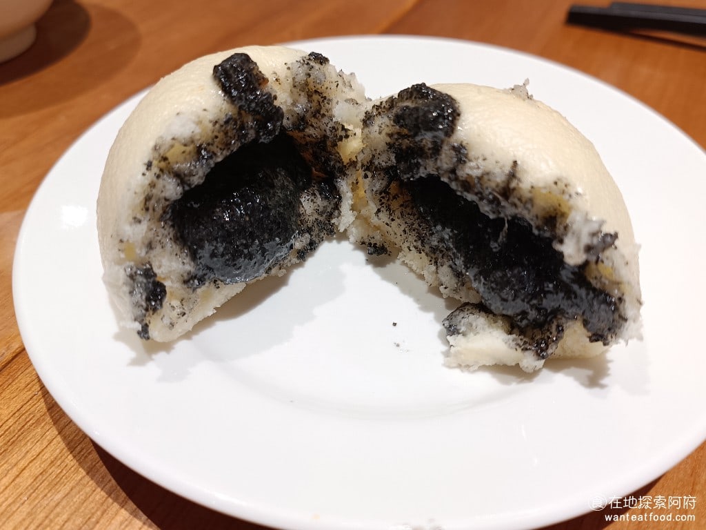 鼎泰豐,復興店,鼎泰豐,復興店菜單,鼎泰豐,復興店價格,大安區美食,大安美食,忠孝復興美食,中式料理,小籠包,蛋炒飯 芝麻大包的味道吃起來實在是太棒了，麵皮吃起來非常有嚼勁，非常的Q軟，裡面的芝麻吃起來非常香，而且不油膩。這一顆做甜點，我非常推薦！ @在地探索的阿府美食世界